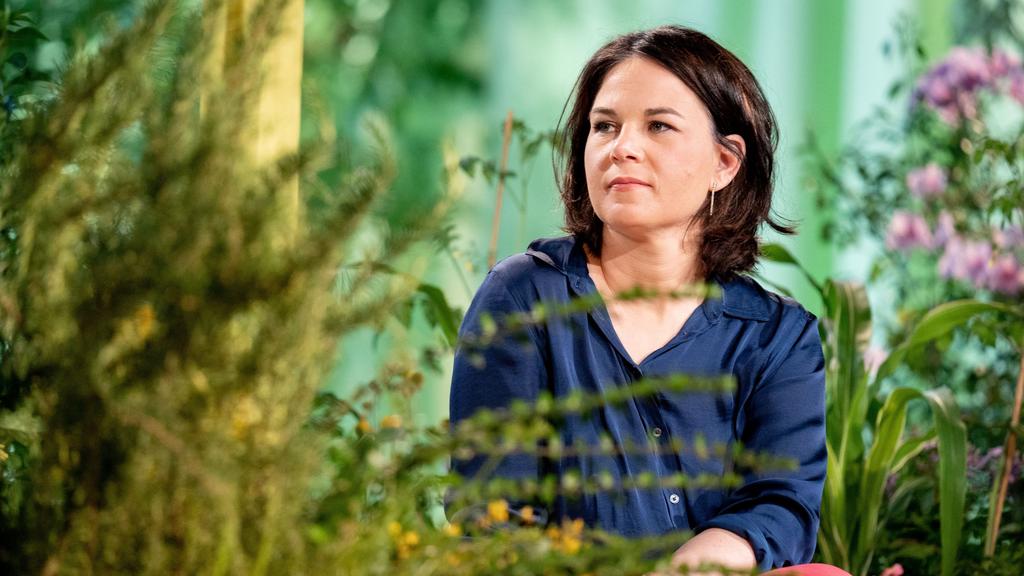 11.06.2021, Berlin: Annalena Baerbock, Kanzlerkandidatin und Bundesvorsitzende von Bündnis 90/Die Grünen, nimmt an der Bundesdelegiertenkonferenz ihrer Partei teil. Bei ihrem digitalen Parteitag in Berlin wollen die Grünen ihr Wahlprogramm für die Bu