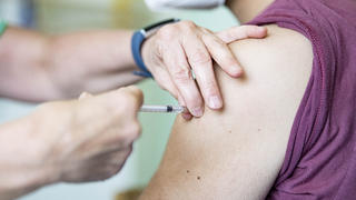 Vor allem bei jüngeren Menschen gibt es nach der zweiten Impfung häufiger Nebenwirkungen.