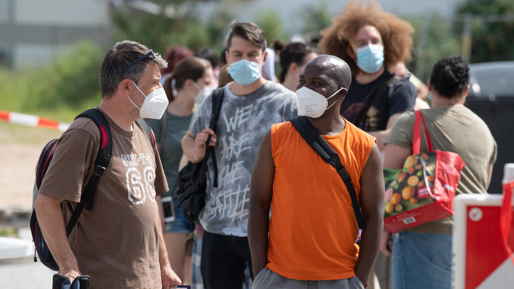 12.06.2021, Hessen, Babenhausen: Impfwillige warten im Freien auf Einlass in eine Arztpraxis im hessischen Babenhausen. Ein Hausarzt hatte hier 1000 Impfdosen Impfdosen erhalten und zu einem ·offenen Impftag· für Corona-Schutzimpfungen aufgerufen. Ei
