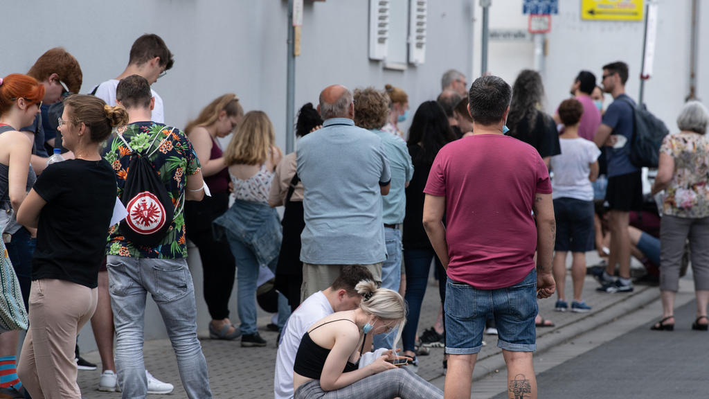 12.06.2021, Hessen, Babenhausen: Insgesamt mehr als 1500 Menschen warten bei sommerlichen Temperaturen im Freien auf Einlass in eine Arztpraxis im hessischen Babenhausen. Ein Hausarzt hatte hier 1000 Impfdosen Impfdosen erhalten und zu einem ·offenen