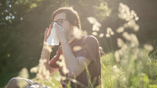Gerade in der Pollenzeit leiden viele Menschen an einer permanent verstopften Nase. Hochziehen oder putzen? Was ist besser?