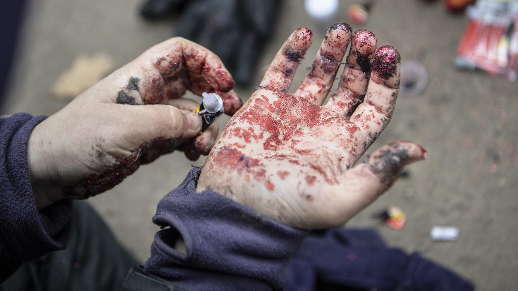 ARCHIV - 29.11.2020, Hessen, Dannenrod: Mit Sekundenkleber und Glitter verschmiert ein Aktivist seine Hände, um für den Fall einer Festnahme eine Fingerabdrucknahme durch die Polizei zu erschweren. (Zu dpa «Kostenbescheide nach Großeinsatz im Dannenr