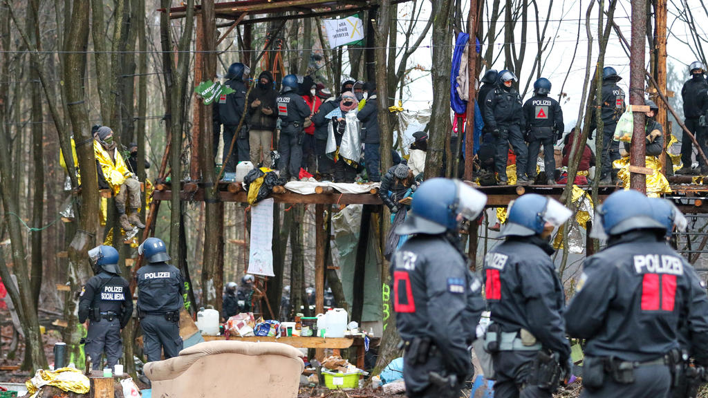 ARCHIV - 07.12.2020, Hessen, Dannenrod: Polizisten und Umweltaktivisten stehen auf einer Plattform in einem Camp im Dannneröder Forst (zu dpa «Räumungen im Dannenröder Forst kosteten zweistelligen Millionenbetrag»). Foto: Nadine Weigel/dpa +++ dpa-Bi