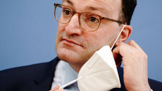 ARCHIV - 26.03.2021, Berlin: Jens Spahn (CDU), Bundesminister für Gesundheit, nimmt zu Beginn der Pressekonferenz zur Corona-Lage vor Ostern die FFP2-Maske ab. (zu dpa "Merkel und Laschet verteidigen Spahn im Masken-Streit mit der SPD") Foto: Kay Nietfeld/dpa +++ dpa-Bildfunk +++