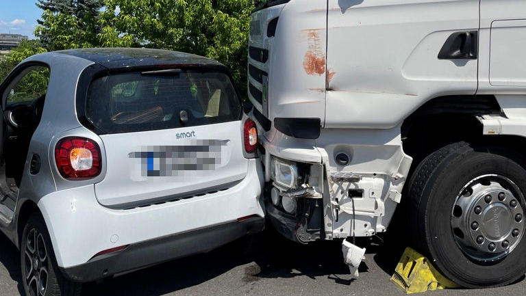 Dieser LKW konnte auf der A100 in Berlin mit Hilfe eines anderen LKWs gestoppt werden. Der Smart-Fahrer stellte sich ebenfalls in den Weg, um das Fahrzeug zu blockieren.