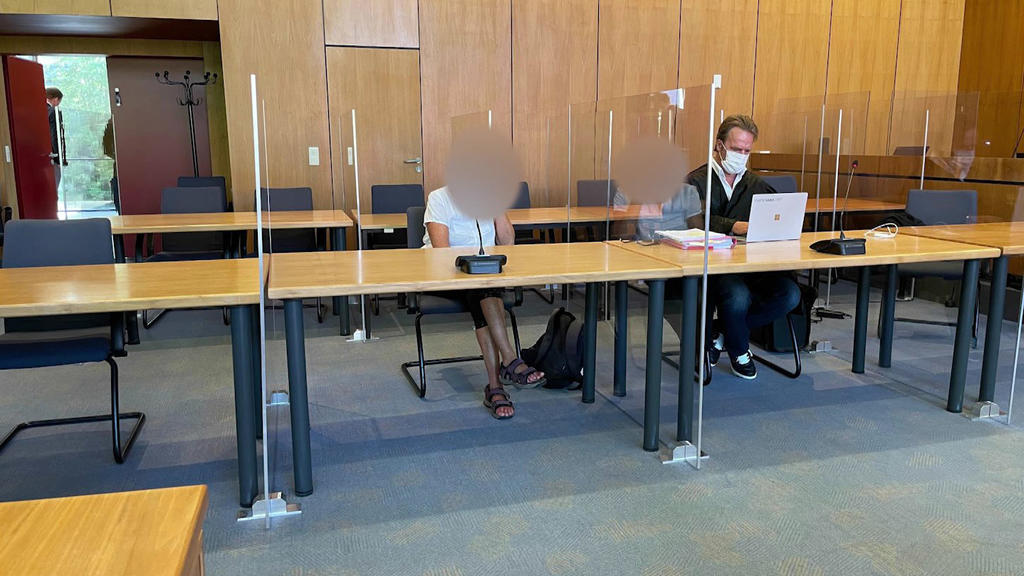 Sabine L. muss sich am Landgericht Hildesheim wegen Misshandlung von Schutzbefohlenen mit gefährlicher Körperverletzung verantworten.