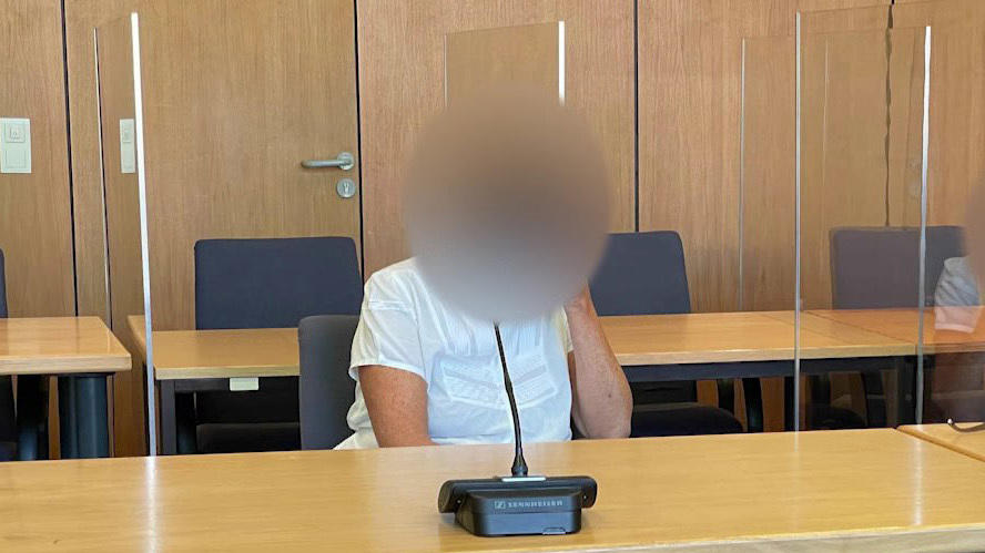 Sabine L. muss sich am Landgericht Hildesheim wegen Misshandlung von Schutzbefohlenen mit gefährlicher Körperverletzung verantworten.