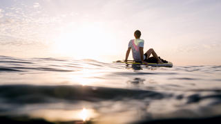  Concept: tranquility and relaxation. Man sitting on paddle surf Torremolinos, AL, Spain PUBLICATIONxINxGERxSUIxAUTxONLY CR_VZNFTC200715-450587-01 ,model released, Symbolfoto
