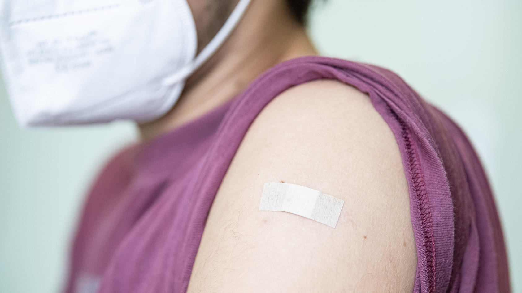 09.06.2021, Berlin: Auf dem Arm eines Jugendlichen klebt ein Pflaster, nachdem er mit dem Corona-Impfstoff Comirnaty von Biontech/Pfizer geimpft wurde. Foto: Fabian Sommer/dpa +++ dpa-Bildfunk +++