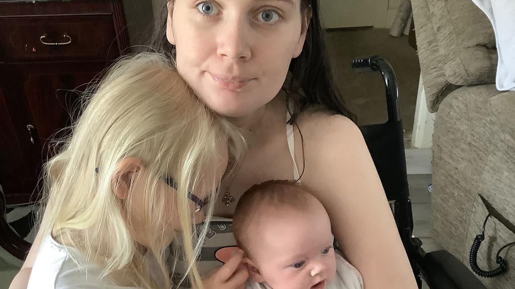Nicole Freeman mit ihren Töchtern Holly (5) und Neveah (3 Monate).