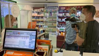 RTL-Reporter Jürgen Weichert versucht in einer Apotheke in Oberursel einen digitalen Impfnachweis zu bekommen.