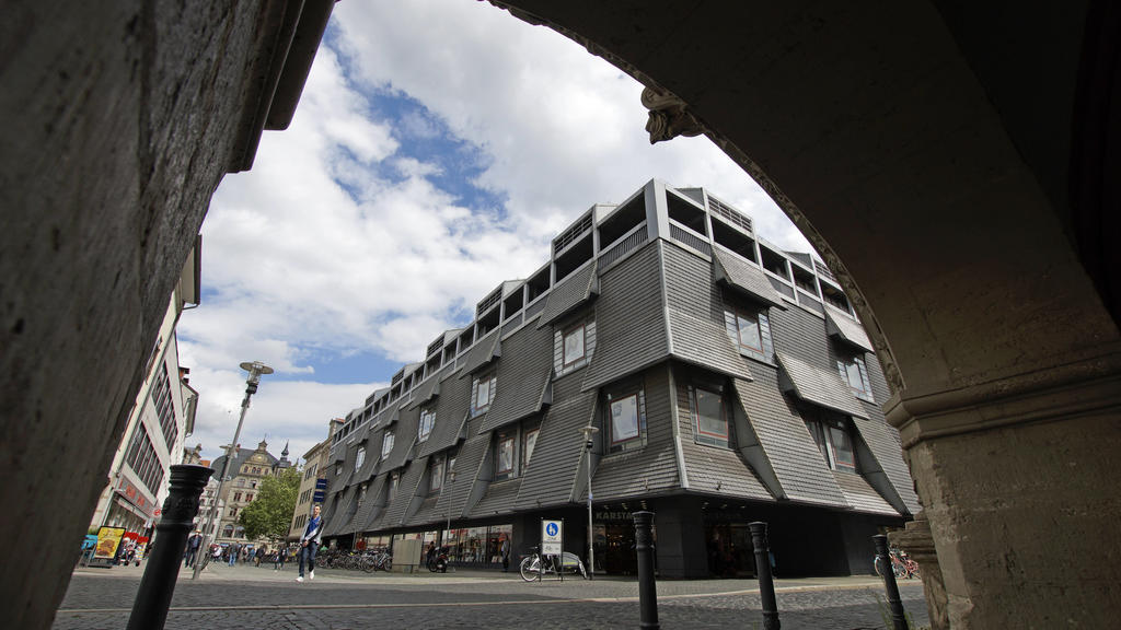 Die Filiale des Kaufhauskonzerns Galeria Karstadt Kaufhof GmbH am Gewandhaus in Braunschweig, entworfen von Gottfried Böhm, eingeweiht 1978. Dieser Standort findet sich nicht auf der im Sommer 2020 bekanntgewordenen Schließungsliste des Konzerns. **