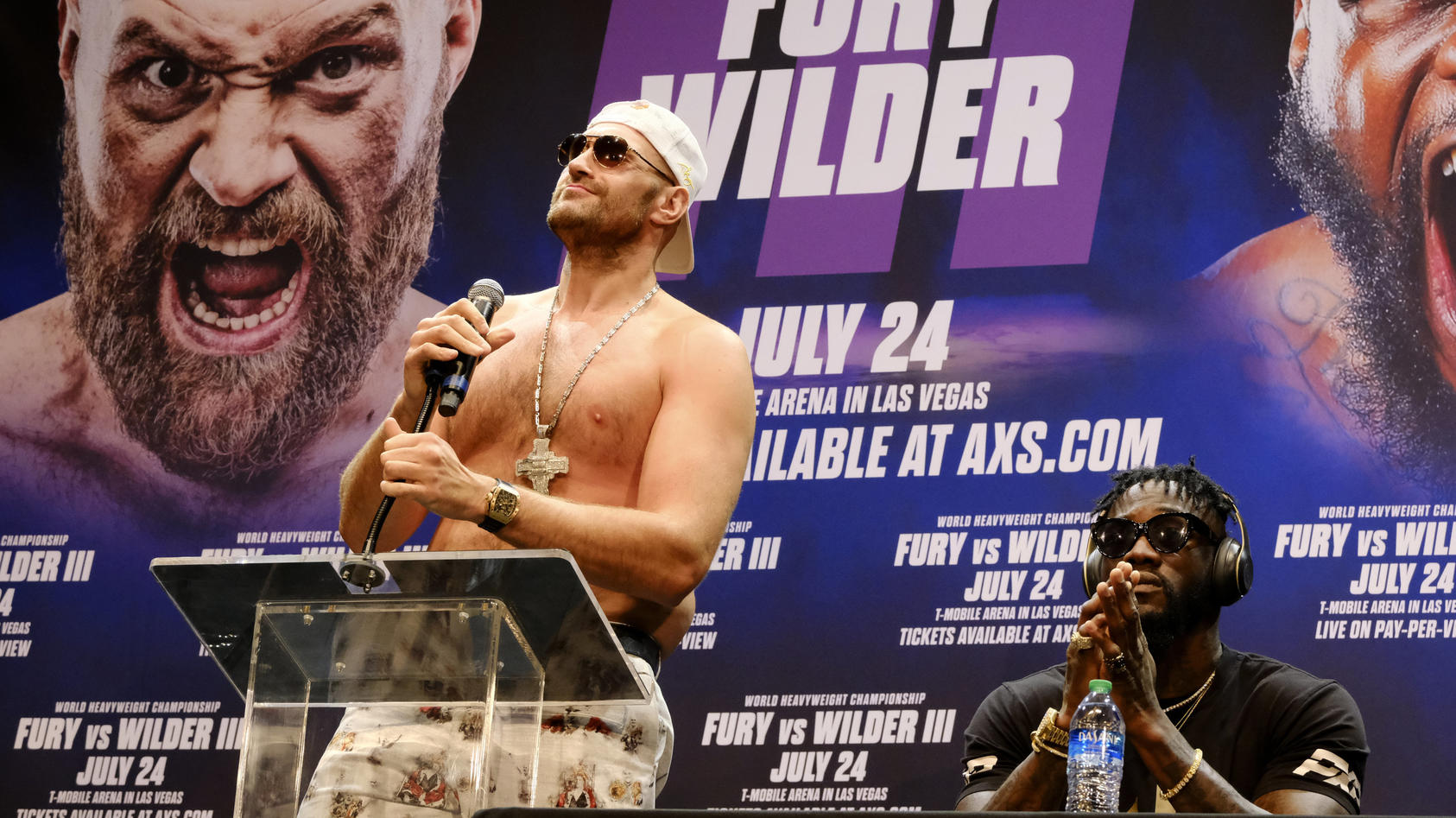 Boxen Schrullige Pk Tyson Fury In L A Oben Ohne Deontay Wilder Schweigt