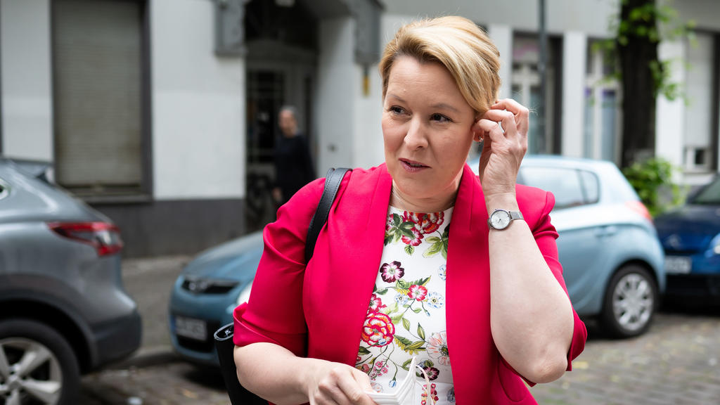 ARCHIV - 04.06.2021, Berlin: Franziska Giffey, Spitzenkandidatin der Berliner SPD, kommt zu einem Besuch der Tee- und Wärmestube des Diakoniewerks Simeon in Neukölln. Das Diakoniewerk Simeon ist eine soziale, gemeinnützige Organisation, die im Namen