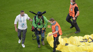 Un homme de greenpeace en parachute rentre sur la pelouse FOOTBALL : France vs Allemagne - Munich - 15/06/2021 FedericoPestellini/Panoramic PUBLICATIONxNOTxINxFRAxITAxBEL 