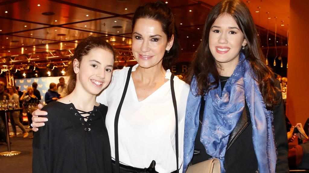 Mariella Ahrens mit ihren Töchtern Lucia (links) und Isabella (rechts) bei einem Event im Januar 2020.