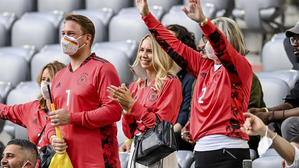 Anika Bissel (m.) und Marita Neuer (r.) beim EM-Spiel 2021 Deutschland gegen Frankreich in der Allianz Arena in München.