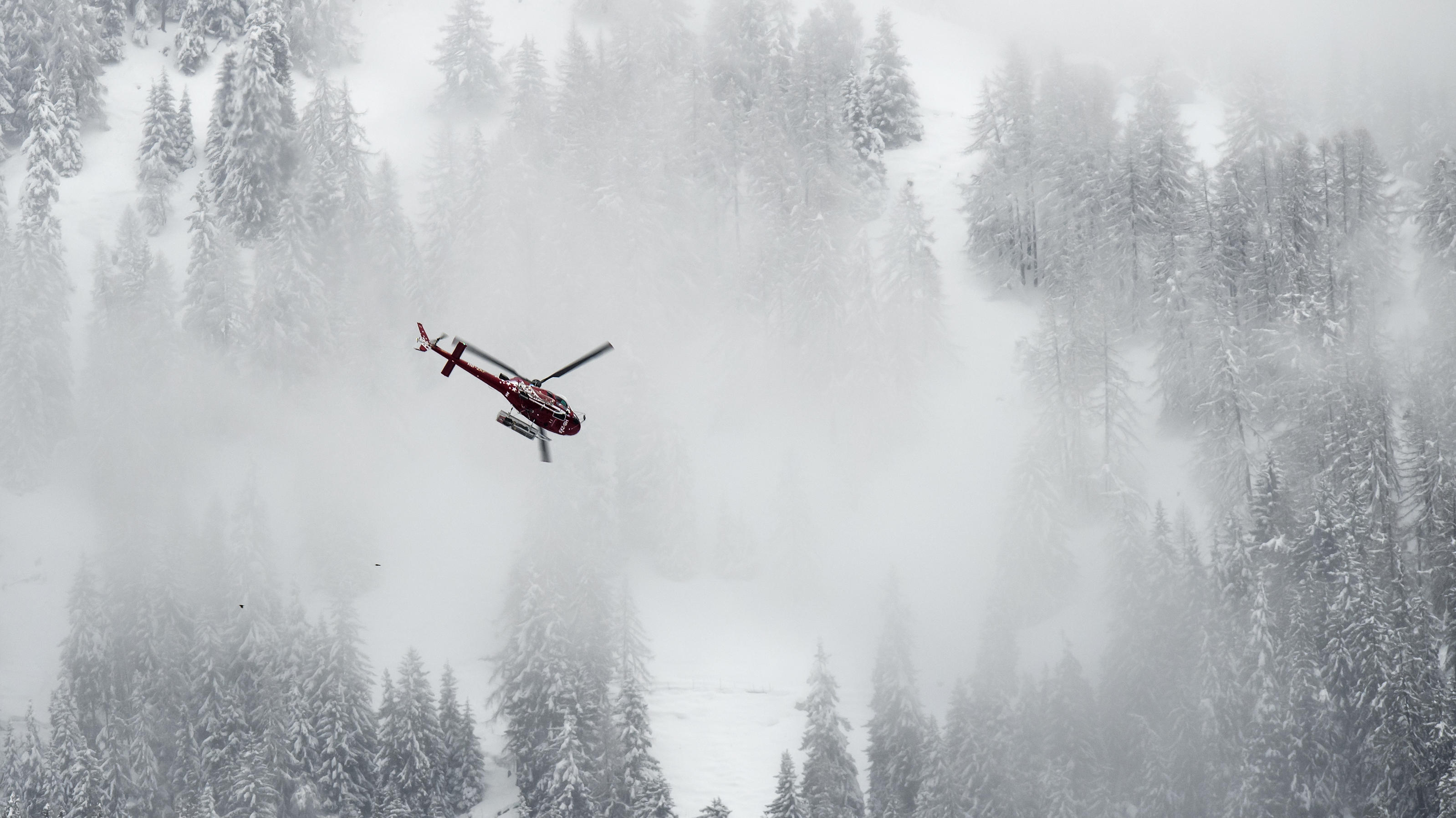 Hubschrauber über den Schweizer Alpen bei Zermatt