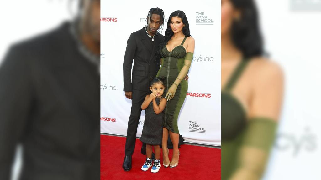 Travis Scott und Kylie Jenner gemeinsam mit Tochter Stormi beim "Parsons Benefit" in New York.