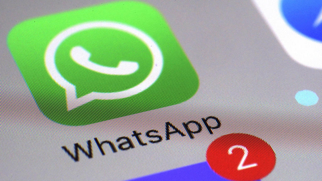 Auf einem Handy sieht man das Icon des Messenger-Diensts WhatsApp.