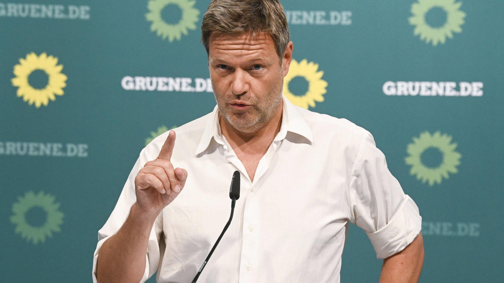 Robert Habeck bei einer Pressekonferenz nach Beratungen des Parteirats Bündnis 90/Die Grünen zum Umgang mit dem Parteimi