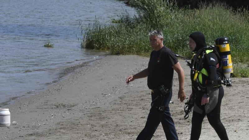 Polizei und Feuerwehr suchen im Rhein nach den zwei vermissten Mädchen.