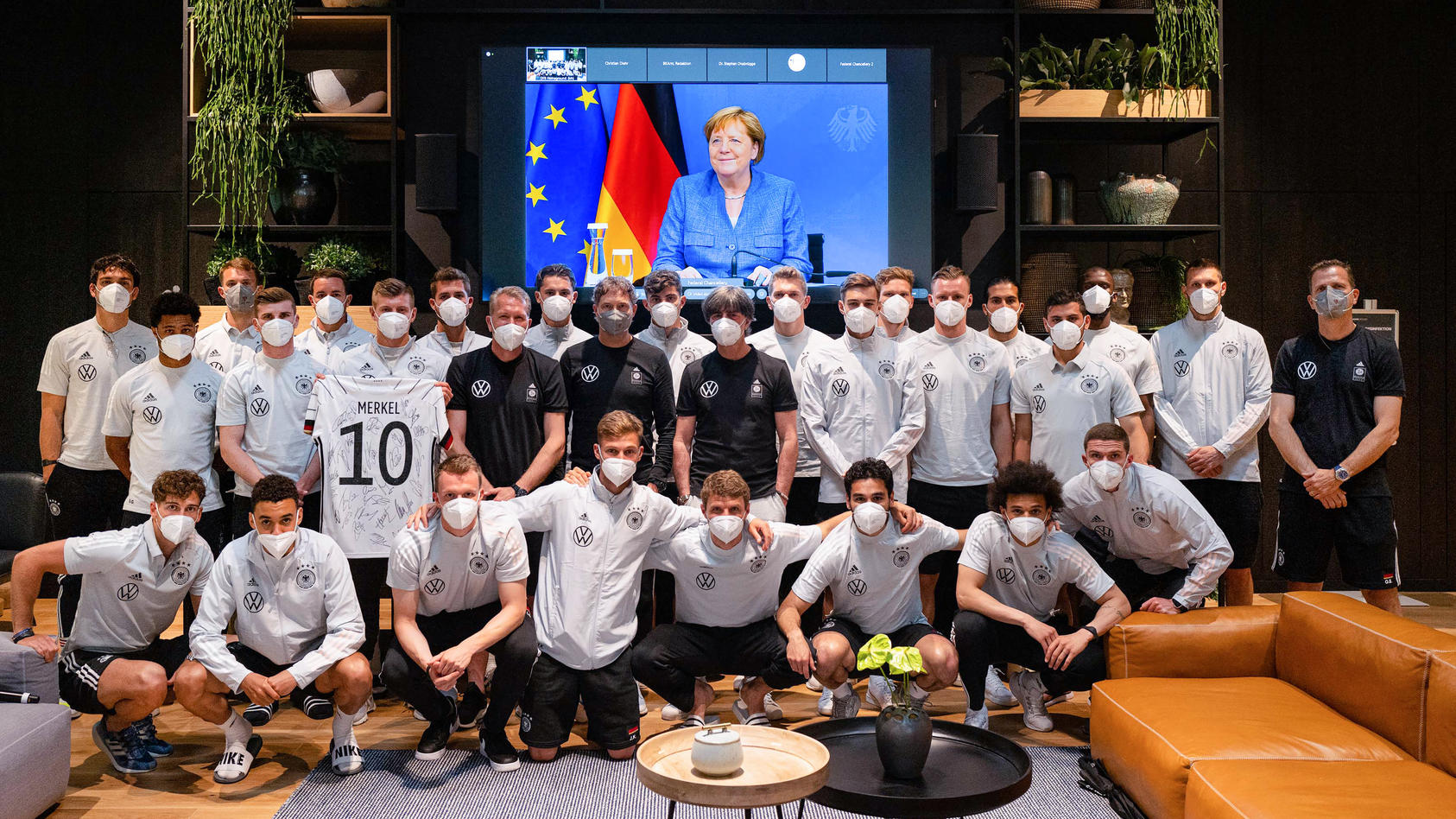 Angela Merkel wünschte der Deutschen Nationalmannschaft per Videobotschaft alles Gute für die EM.