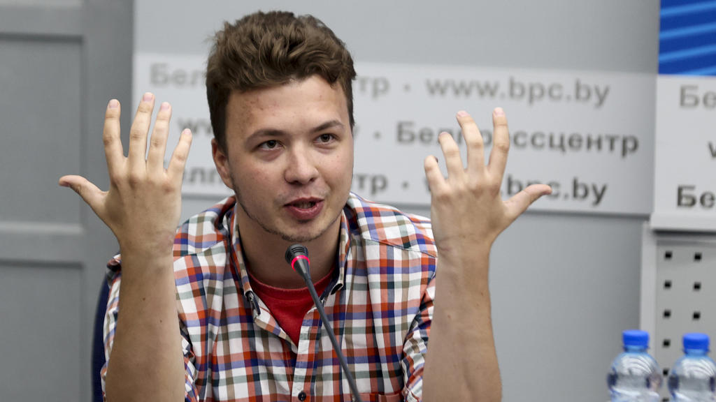 dpatopbilder - 14.06.2021, Belarus, Minsk: Der belarussische Dissident und Journalist Roman Protassewitsch gestikuliert, während er auf einer Pressekonferenz im Nationalen Pressezentrum des Außenministeriums vor Journalisten spricht. Pratassewitsch,