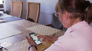 passanten-schreiben-in-koeln-auf-wand-was-ihnen-fehlt