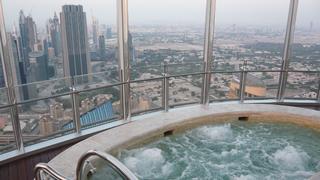 Der 828 Meter hohe Wolkenkratzer Burj Khalifa wartet mit vielen beeindruckenden Fakten auf: die höchste bewohnbare Etage in 535 Metern, der höchste Swimming-Pool und der längste Lift mit einer Geschwindigkeit von 10 Metern pro Sekunde.