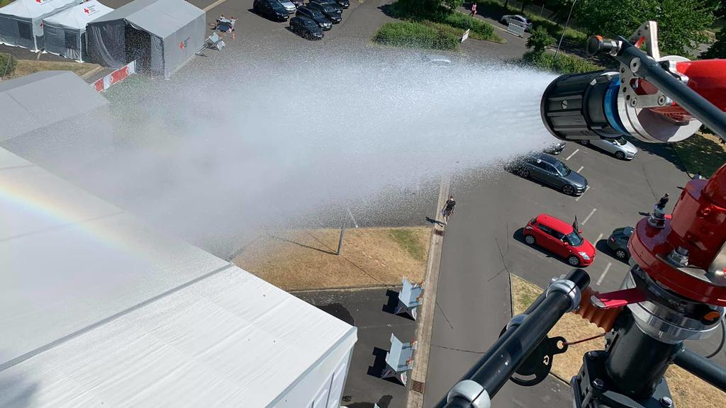 Freiwillige Feuerwehr Fritzlar kühlt das Dach des Fritzlarer Impfzentrums