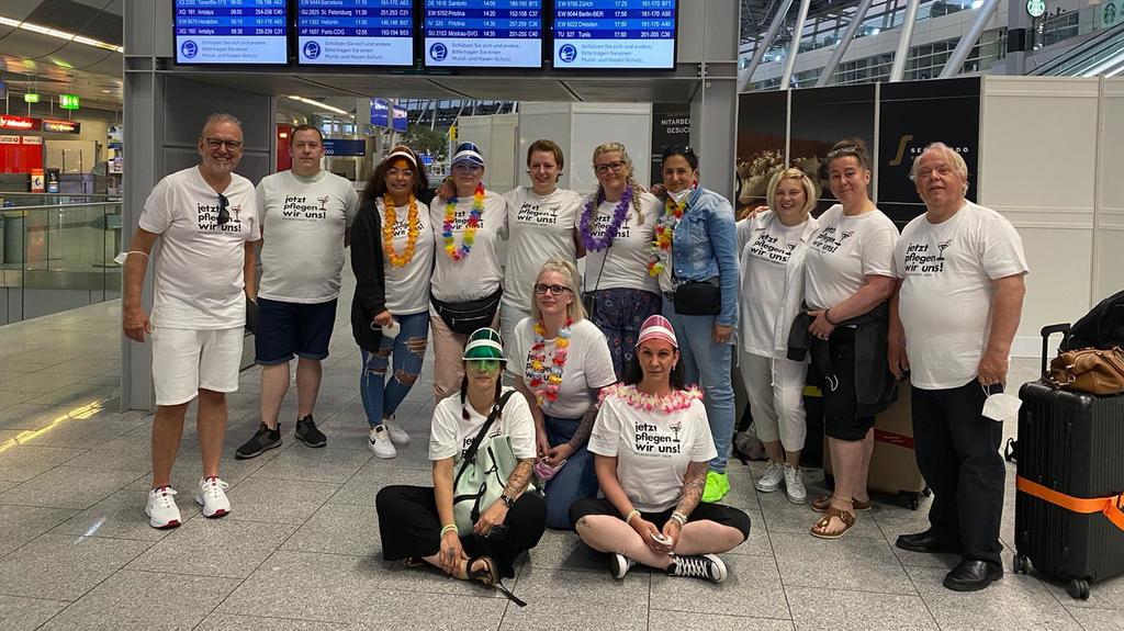 "Jetzt pflegen wir uns!": Die erste Gruppe Mitarbeiter genießt schon den Urlaub auf Mallorca - die zweite Gruppe fliegt dann am Montag auf die Insel.