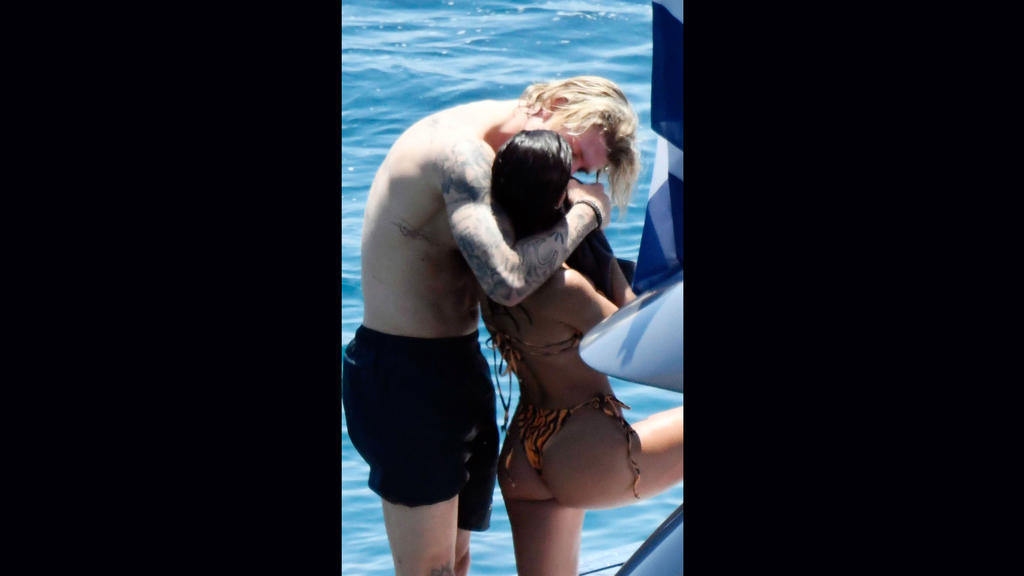 Knutschzeit auf Mykonos: Loris Karius kann seine Finger nicht von der heißen Unbekannten lassen.