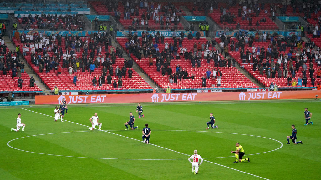 18.06.2021, Großbritannien, London: Fußball: EM, England - Schottland, Vorrunde, Gruppe D, 2. Spieltag, im Wembley Stadion. Die Spieler beider Mannschaften knien vor Spielbeginn. Foto: Mike Egerton/PA Wire/dpa +++ dpa-Bildfunk +++