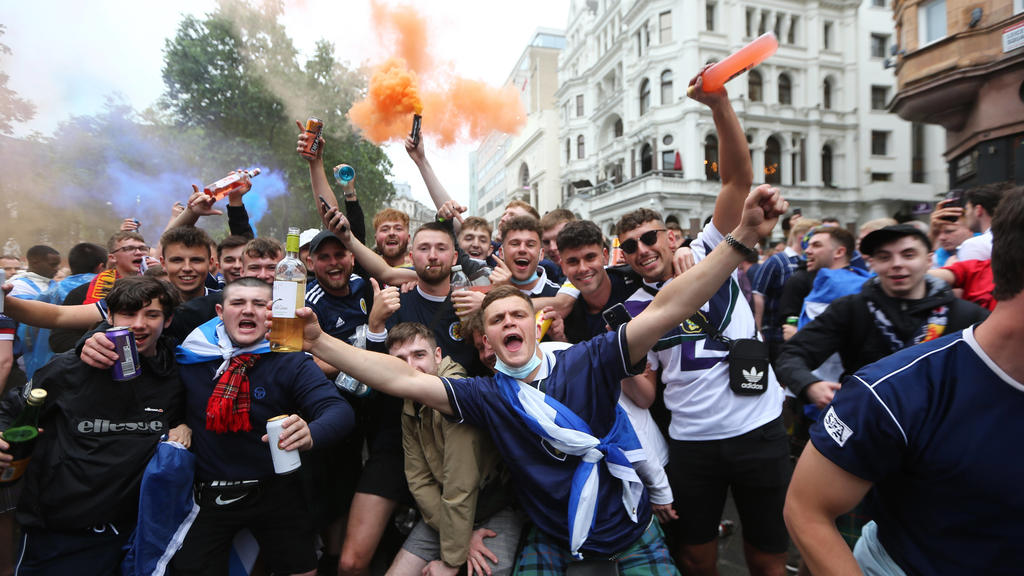 June 18, 2021, London, England, United Kingdom: Thousands of Scottish football fans party in London s West End ahead of UEFA EURO, EM, Europameisterschaft,Fussball 2020 match versus England tonight. As two teams prepares to play at Wembley Stadium, t