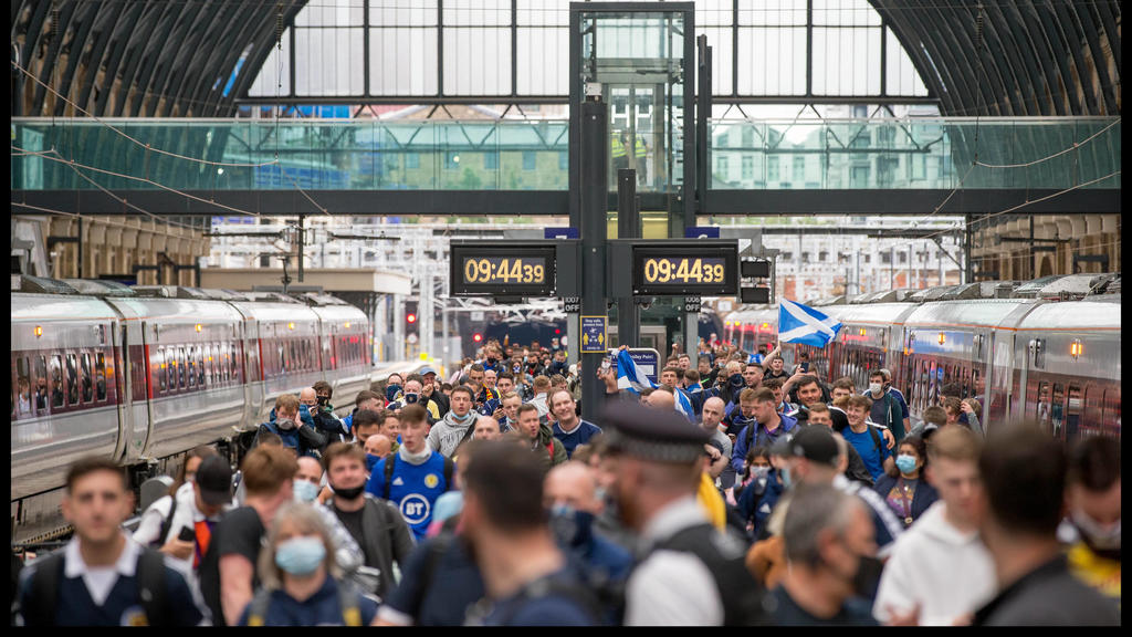 18/06/2021. London, United Kingdom. Scotland Fans in London. Scottish football fans arrive at Kings Cross station in London for the European Championship, EM, Europameisterschaft tie versus England at Wembley Stadium of Friday 18th June. PUBLICATION