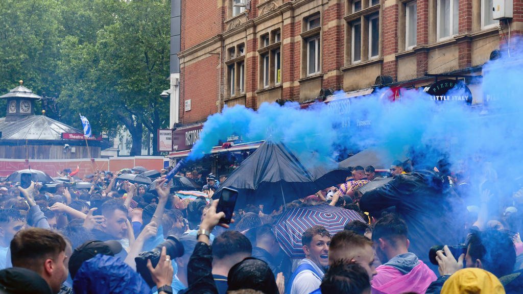 Football - 2021 UEFA European Championships - Finals - Group D - England vs Scotland - Wembley Stadium Scotland fans in party mood in Leicester Square. COLORSPORT/ASHLEY WESTERN PUBLICATIONxNOTxINxUK