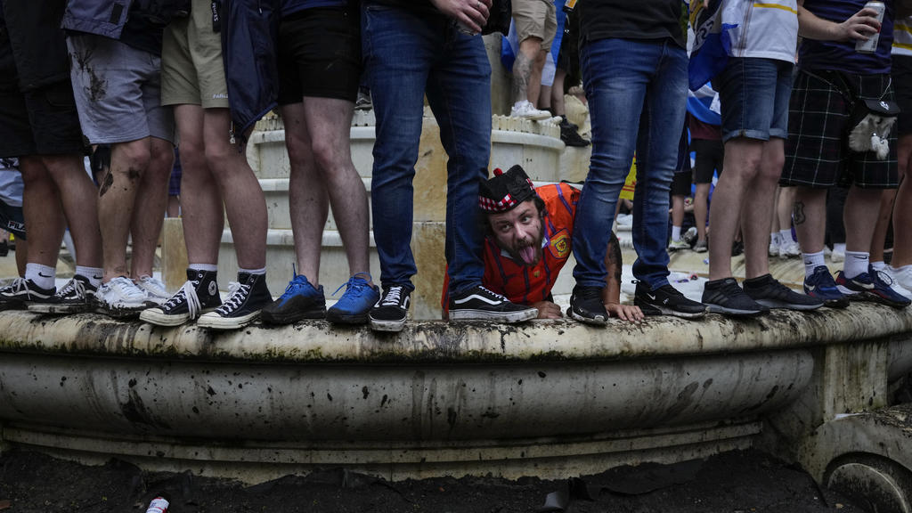 18.06.2021, Großbritannien, London: Fußball: EM, England - Schottland, Vorrunde, Gruppe D, 2. Spieltag, vor dem Spiel. Schottische Fans sind auf eine Statue von William Shakespeare auf dem Leicester Square geklettert. Foto: Kirsty Wigglesworth/AP/dpa