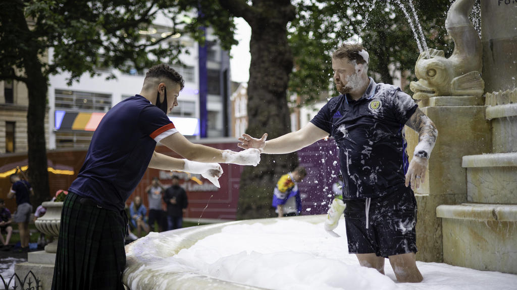 June 17, 2021, London, United Kingdom: Scotland Football fans play in a fountain..Football fans supporting Scotland arrived in London today prior to the UEFA football match between England and Scotland at Wembley tomorrow. Supporters are seen in vari
