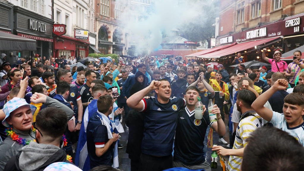 18.06.2021, Großbritannien, London: Fußball: EM, Vorrunde, Gruppe D, 2. Spieltag, England - Wales im Wembley Stadion. Schottische Fans feiern vor Beginn des Spiels auf dem Leicester Square. Foto: Kieran Cleeves/PA Wire/dpa +++ dpa-Bildfunk +++