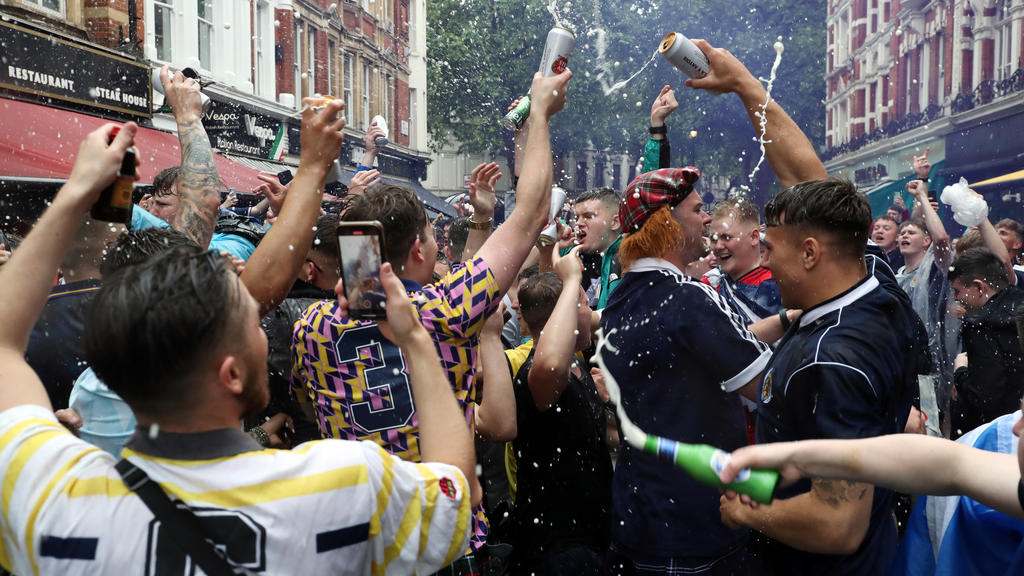 18.06.2021, Großbritannien, London: Fußball: EM, Vorrunde, Gruppe D, 2. Spieltag, England - Wales im Wembley Stadion. Schottische Fans feiern vor Beginn des Spiels. Foto: Kieran Cleeves/PA Wire/dpa +++ dpa-Bildfunk +++