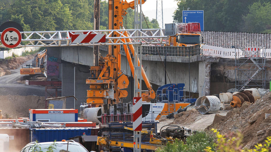 18.06.2021, Hessen, Wiesbaden: Ein Baustellenbereich an der Salzbachtalbrücke. Wegen möglicher Probleme mit der Statik ist die Autobahn-66-Brücke über das Salzbachtal in Wiesbaden am Freitag komplett für den Verkehr gesperrt worden. An der Salzbachta