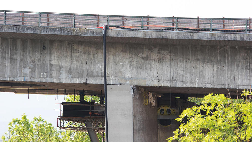 18.06.2021, Hessen, Wiesbaden: Risse sind im Beton der Salzbachtalbrücke zu sehen. Wegen möglicher Probleme mit der Statik ist die Autobahn-66-Brücke über das Salzbachtal in Wiesbaden am Freitag komplett für den Verkehr gesperrt worden. An der Salzba