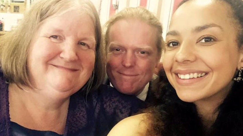 SONDERKONDITIONEN: Satzpreis!Sue and Jason Kelk on their wedding day with her daughter, Claire Griffin. See SWNS story SWLEwalks An incredible video shows the ?miraculous? moment a 49-year-old man thought to be one of the UK?s longest-fighting Covid