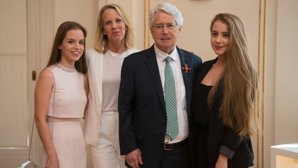 Lena Maria Elisa, Britta Gressler, Frank Elstner und Lena Elstner bei der Verleihung des Bundesverdienstkreuzes 2017.