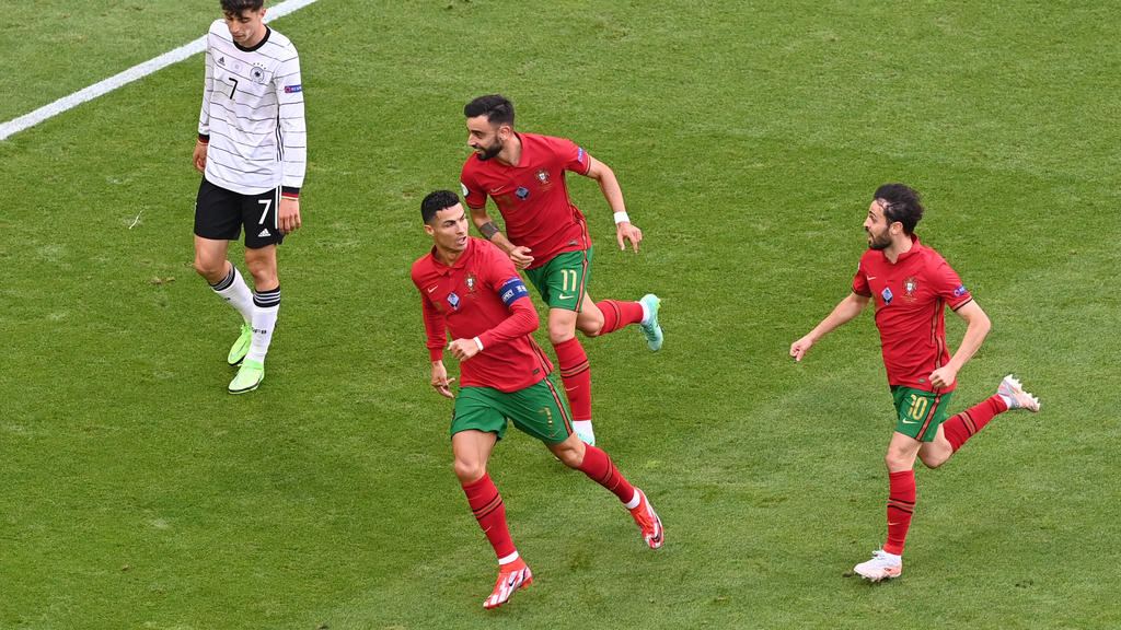 Fussball, Herren, Saison 2020/21, Euro 2020, Gruppe F 2. Spieltag in München, Portugal - Deutschland, v. l. Christiano Ronaldo Portugal, Bruno Fernandes Portugal, Bernardo Silva Portugal, Jubel nach Tor zum 1:0, links Kai Havertz Deutschland, 19.06.