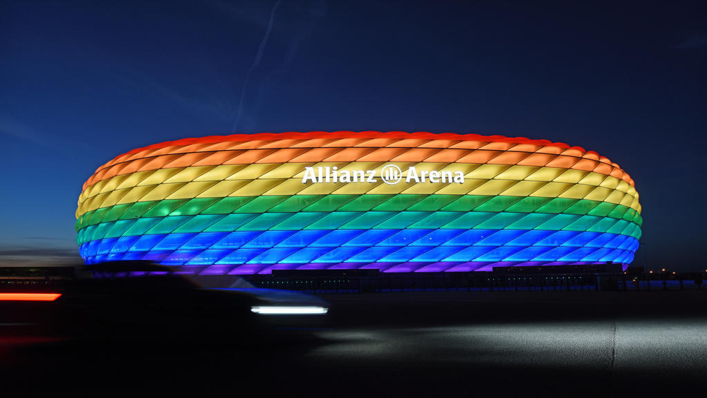 ARCHIV - 09.07.2016, Bayern, München: Die Hülle der Allianz Arena leuchtet anlässlich des Christopher Street Days in Regenbogenfarben. (zu dpa: «Lesben- und Schwulenverband für EM-Stadion in Regenbogenfarben») Foto: Tobias Hase/dpa +++ dpa-Bildfunk +