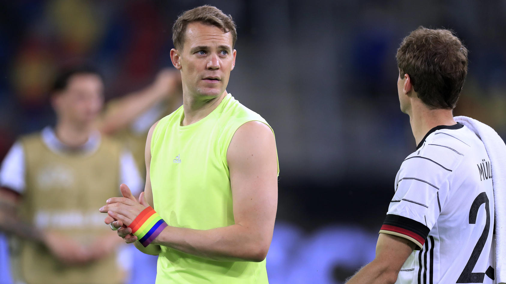 Manuel Neuer und seine Regenbogen-Kapitänsbinde