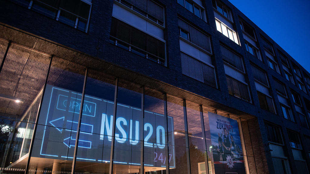 13.06.2021, Hessen, Frankfurt/Main: ·NSU 2.0 - Open 24/7· ist als Schriftzug, den Mitglieder eines Kunstkollektivs, in das Foyer des Polizeipräsidiums in Frankfurt projiziert haben, zu lesen. Mit der Aktion wollen die Künstler gegen rechte Strukturen