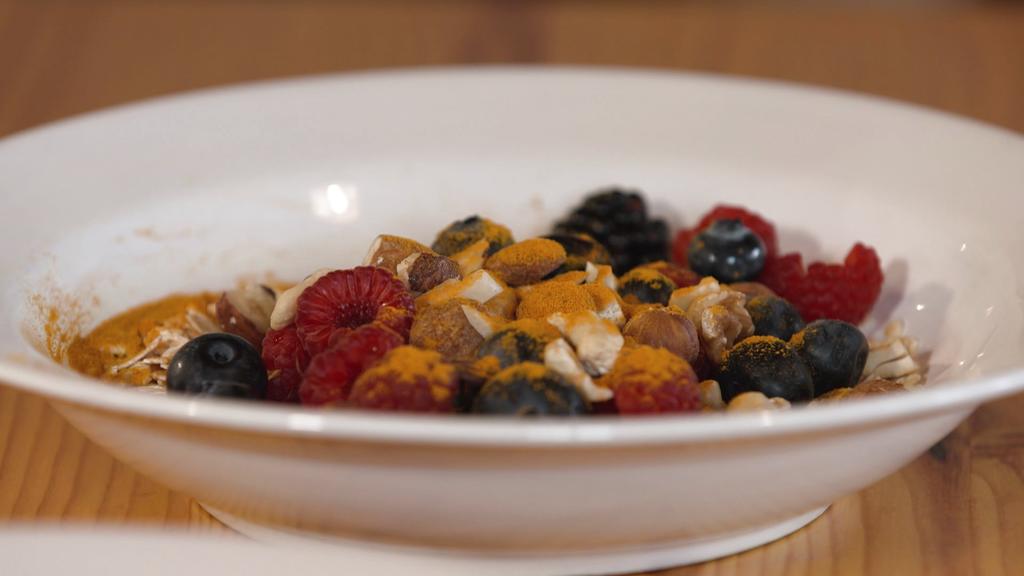 Kurkuma zum Beeren-Müsli senkt die Entzünfunswerte.